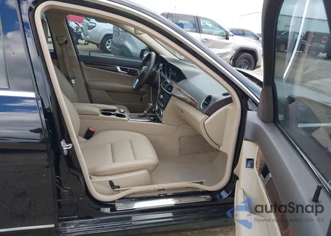 2012 Mercedes-Benz C 250 Sport z USA, uszkodzony, nr VIN WDDGF4HBXCA636231